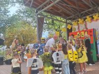 Wręczenie nagród dzieciom podczas Mszczonowskiego Dnia Pszczoły.