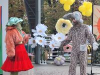 Aktorzy podczas przedstawienia na scenie Amfiteatru.