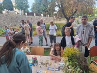 Stoisko z zabawami kreatywnymi dla dzieci podczas Mszczonowskiego Dnia Pszczoły.