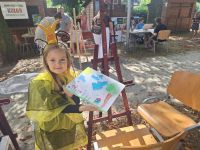 Dziewczynka podczas zabaw plastyczno-kreatywnych w Mszczonowie.