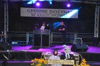 Dwóch muzyków podczas prowadzenia dyskoteki na dożynkowej scenie.