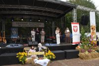 Wystąpienia oficjalne organizatorów dożynek na scenie.