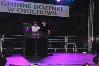 Dwóch didżejów na scenie podczas dyskoteki.