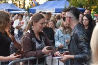 Muzyk podczas do koncertu wyszedł do publiczności i rozmawia z fanami.