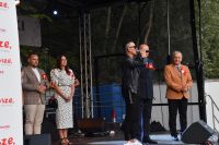 Organizatorzy na scenie dożynek.