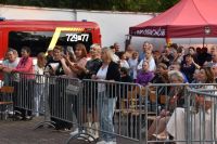 Publiczność przy barierkach podczas koncertu.