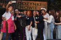 Występy muzyczne na scenie.