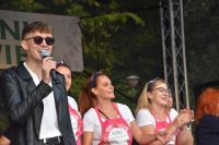 Wspólne śpiewania wokalisty i przedstawicieli publiczności na scenie.