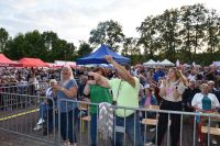 Publiczność przy barierkach podczas występów na scenie.