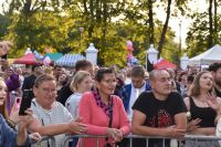 Publiczność podczas koncertu, przy barierkach.