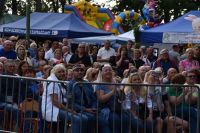 Publiczność podczas koncertu, przy barierkach.