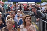 Muzyk z publicznością śpiewający podczas koncertu. Zszedł ze sceny do ludzi.