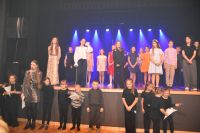 Po występie na scenie i pod sceną kłaniają się publiczności aktorzy grup teatralnych: Muza, Maska, Perspektywa.