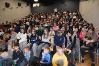 Pełna sala publiczności na sali teatralno- kinowej MOK przed występem lokalnych grup warsztatowych.