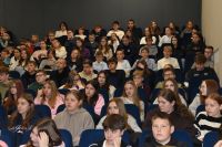 Pełna sala publiczności podczas występu grup teatralnych młodzieżowych z MOK.