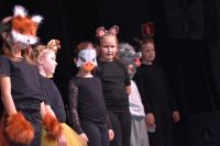 Najmłodsi artyści w przebraniach podczas występu na scenie MOK.