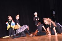 Dzieci w strojach imitujących zwierzęta podczas przedstawienia na scenie MOK.