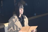 Dziewczynka w przebraniu recytująca pod sceną MOK.