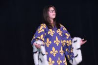 Młoda aktorka podczas występu w stroju królowej.