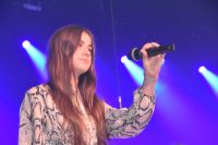 Młoda wokalistka podczas wykonywania piosenki na scenie MOK.