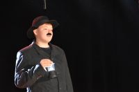 Występ aktorski chłopca na scenie MOK, przebranego z lampą w dłoni.