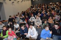 Publiczność w sali kinowo- teatralnej MOK, pełna sala ludzi.