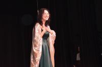 Młoda aktorka podczas recytacji na scenie MOK.