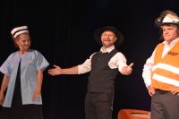 Troje aktorów na scenie, jedna kobieta i dwóch mężczyzn z Kabaretu Rewers.