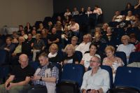 Zdjęcie pełnej sali publiczności podczas występu Kabaretu Rewers w MOK.