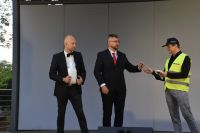 Trzech aktorów Kabaretu z Konopi na scenie Amfiteatru. Jeden w charakteryzacji policjanta.