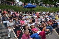 Zdjęcie publiczności podczas występu Kabaretu z Konopi, wszystkie miejsca zajęte.