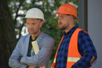 Dwóch aktorów- mężczyzn z Kabaretu z Konopi w charakteryzacji pracowników budowlanych.