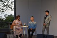 Trzech artystów Kabaretu z Konopi podczas skeczu na scenie Amfiteatru w Mszczonowie.