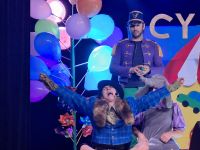 Troje aktorów na scenie podczas przedstawienia "cyrk w ogrodzie".