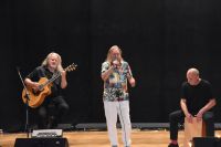 Marek Piekarczyk z dwoma muzykami na scenie Mszczonowskiego.