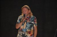 Marek Piekarczyk podczas śpiewu na koncercie w Mszczonowskim Ośrodku Kultury.