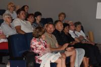 Publiczność podczas koncertu Marka Piekarczyka w MOK. Wszystkie miejsca siedzące zajęte.