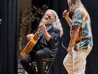 Dwóch muzyków, Marek Piekarczyk i gitarzysta jego zespołu na scenie.