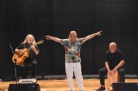 Zespół Marka Piekarczyka w finałowej piosence. Wokalista unosi ręce.