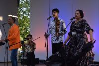 Dziani z zespołem podczas koncertu w Amfiteatrze.