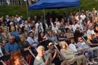 Publiczność w Amfiteatrze podczas koncertu Dzianiego. Wszystkie miejsca zajęte.