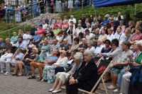 Publiczność w Amfiteatrze (miejsca siedzące zajęte) podczas występu Dzianiego z zespołem.