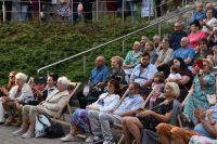 Pierwsze rzędy publiczności, miejsca siedzące podczas koncertu Dzianiego.