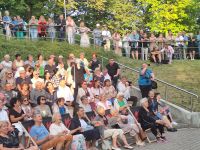 Publiczność podczas koncertu Dzianiego z zespołem.