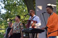 Czterech muzyków na scenie podczas koncertu Dzianiego.