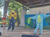 Troje aktorów na scenie Amfiteatru podczas przedstawienia "Balonowe podróże".