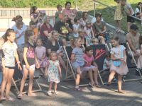 Dzieci na widowni podczas oglądania przedstawienia w Amfiteatrze.