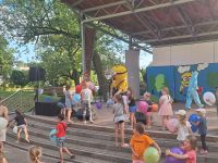 Zabawy animacyjne na scenie dla dzieci podczas przedstawienia w Amfiteatrze.