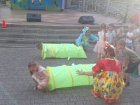 Animacje, dzieci ścigające się w "tunelach" z materiału.