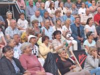 Pierwsze rzędy publiczności podczas występu w Amfiteatrze Kapeli Czerniakowskiej.